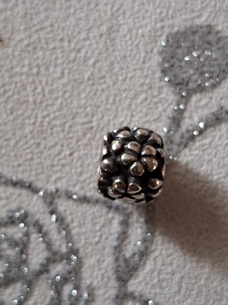 Pandora kleine bloemetjes in nieuwstaat, Verzenden, Pandora, Zo goed als nieuw, 1 bedel