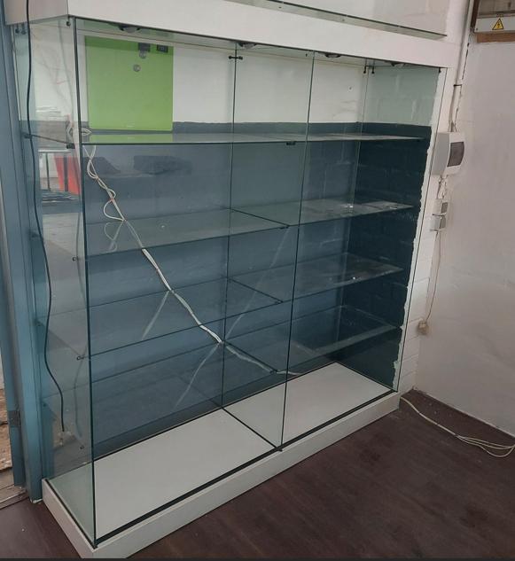 3x Vitrinekast met 4 spots, 4 lagen, schuifdeuren, op wielen, 150 tot 200 cm, Ophalen of Verzenden, Glas, 150 tot 200 cm