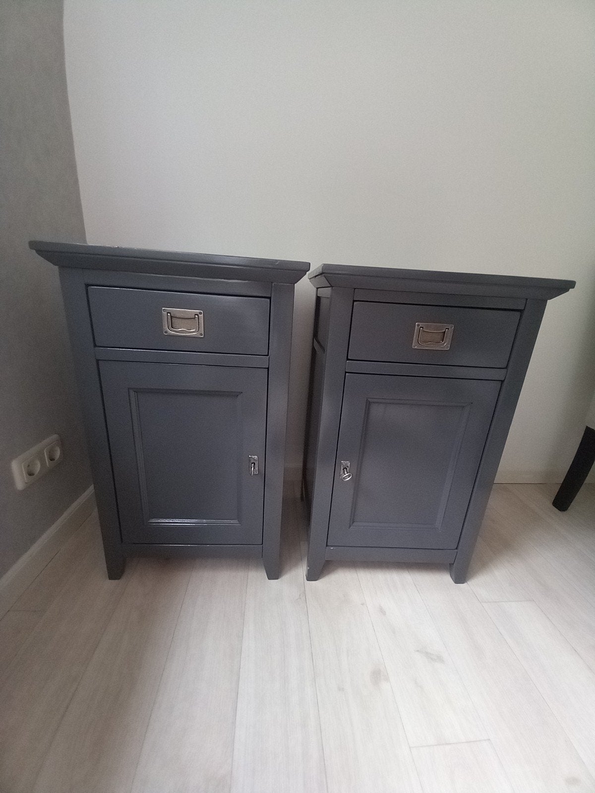 2 grijze nachtkastjes, Ophalen, Gebruikt, 45 tot 65 cm, 70 cm of meer