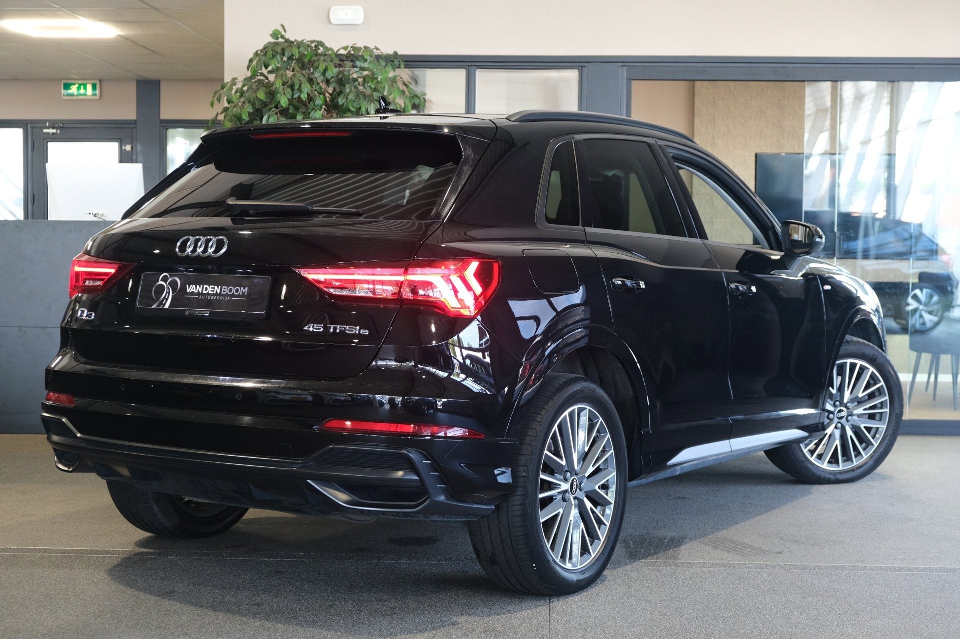 Audi Q3 45 TFSI e S-Line Navi Leder Led Keyless Pdc Acc, 63 km/l, Dealer onderhouden, Gebruikt, Zwart