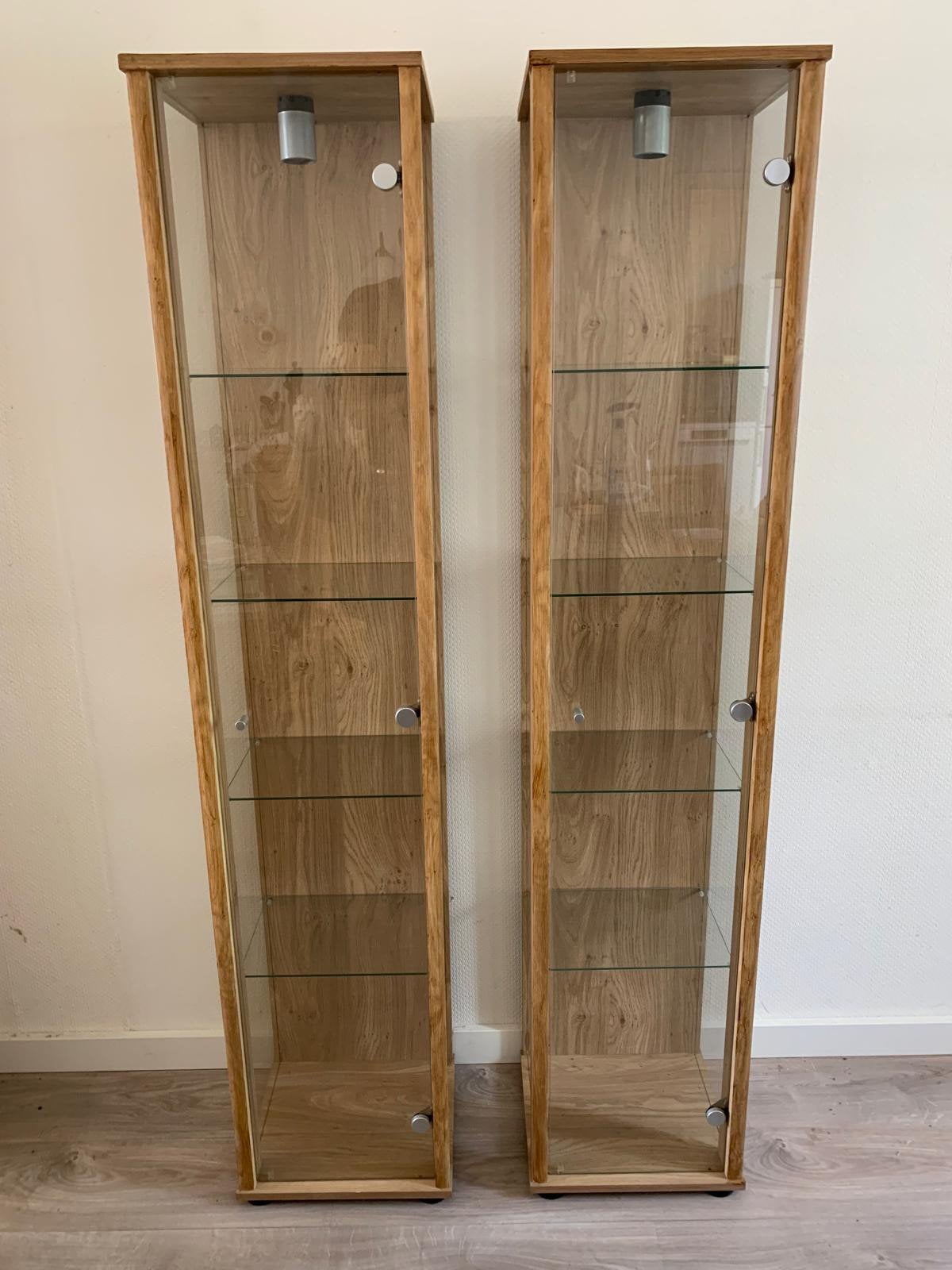 Set van 2 vitrinekasten met glazen planken en verlichting, Huis en Inrichting, Kasten | Vitrinekasten, Ophalen, Minder dan 50 cm