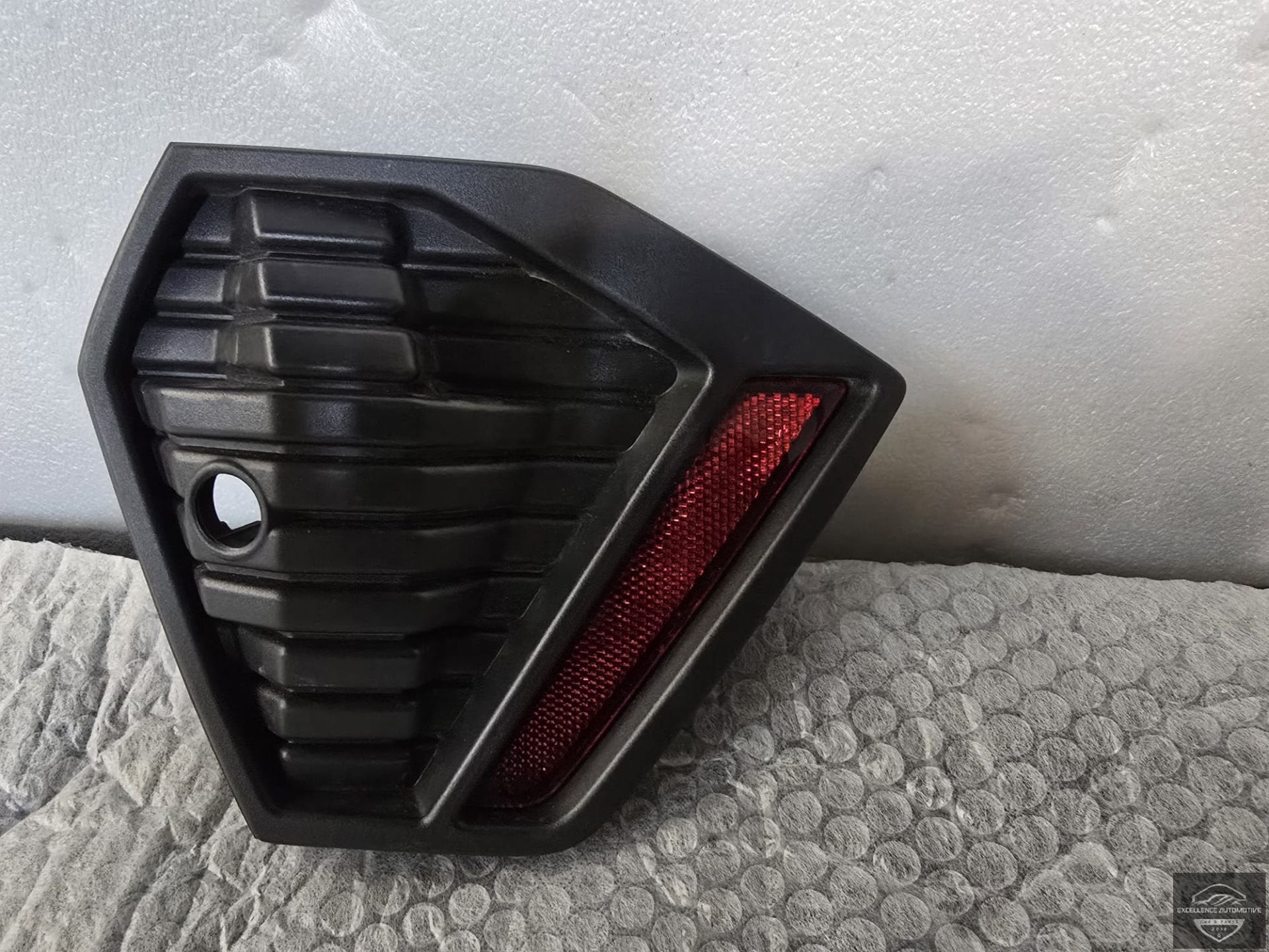 Audi A1 82A Citycarver Achterbumper Rooster Rechts 82A807834, Auto-onderdelen, Gebruikt, AUDI AG, Auto-Union-Strasse 1
85045  Ingolstadt, DE