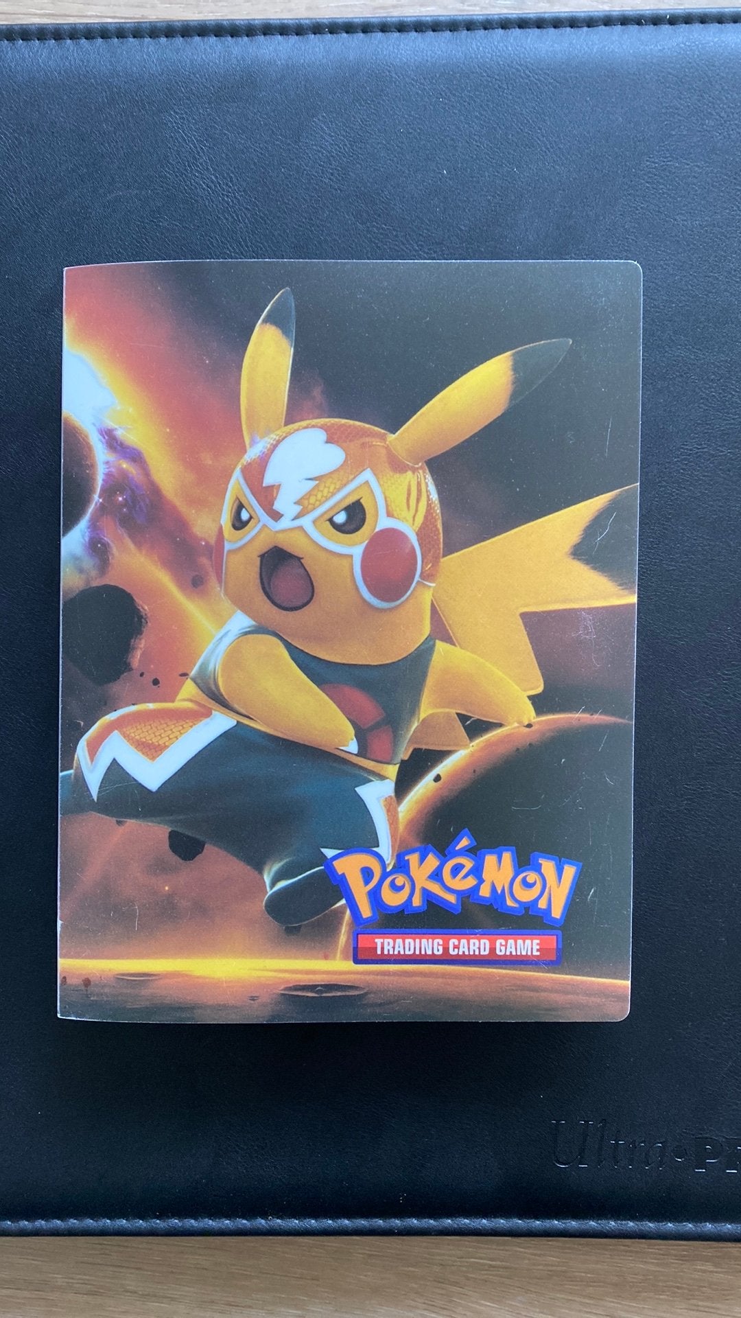 Pokemon pikachu libre masked binder map 4 vaks, Ophalen of Verzenden, Gebruikt, Boek of Catalogus