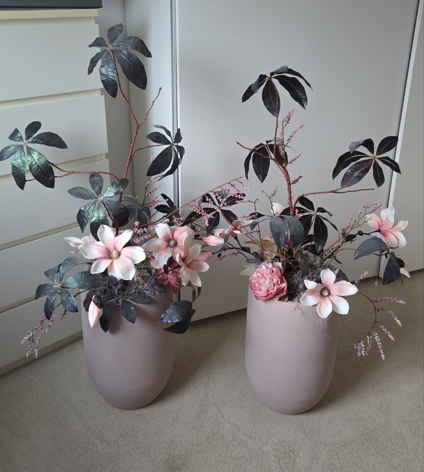 Set van 2 roze vazen met kunstbloemen, Huis en Inrichting, Woonaccessoires | Vazen, Ophalen, Zo goed als nieuw, Inclusief decoratie