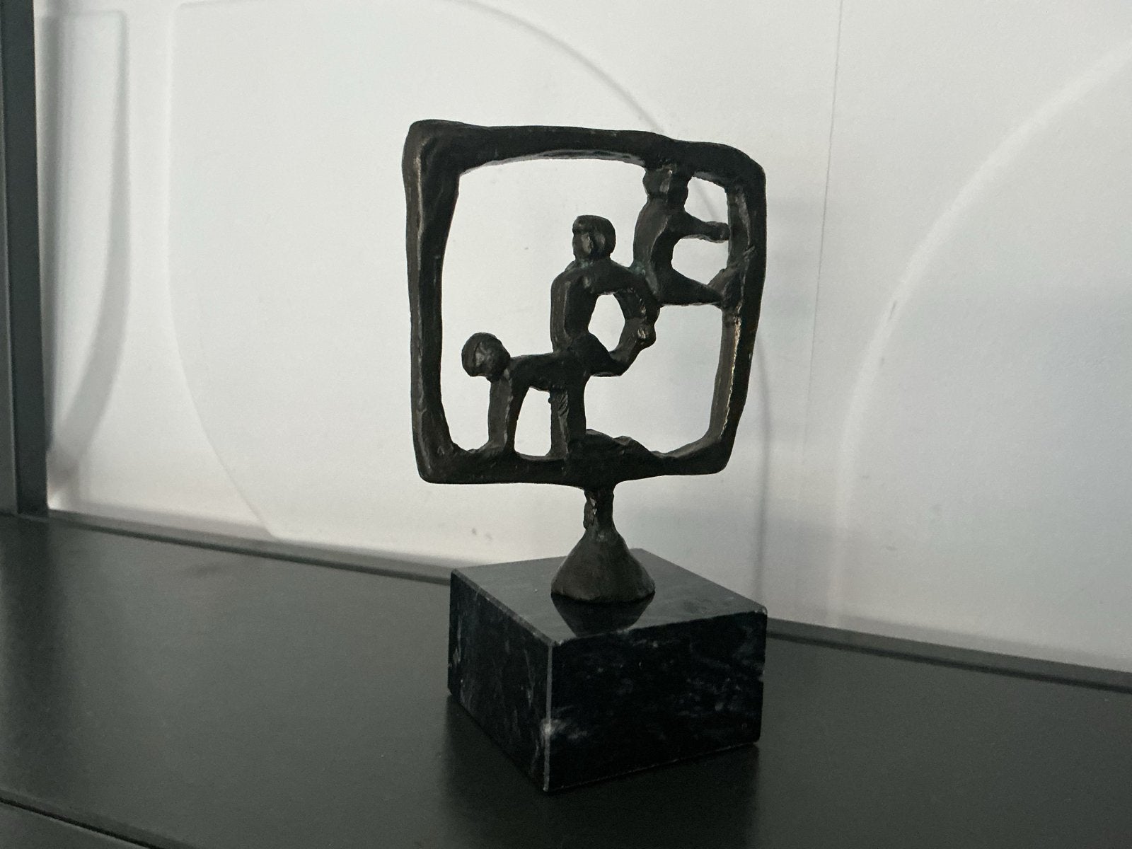 Bronzen beeldje 'Acrobaten' op marmeren sokkel, Groep mensen, Minder dan 20 cm, Ophalen of Verzenden, Brons
