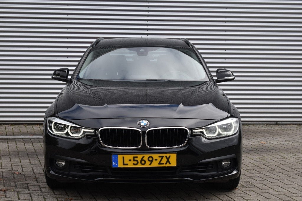 Bmw 3-SERIE 330I AUT. TOURING LUXURY EDITION / LED PAKKET /, Auto's, BMW, Automaat, Achterwielaandrijving, 1800 kg, 4 cilinders