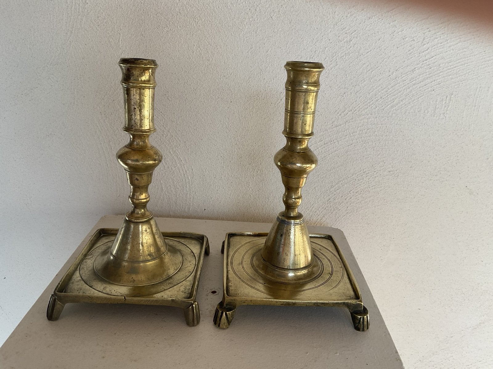 2 Spaanse 17 de eeuwse kandelaars brons 325 euro., Ophalen of Verzenden, Koper of Brons