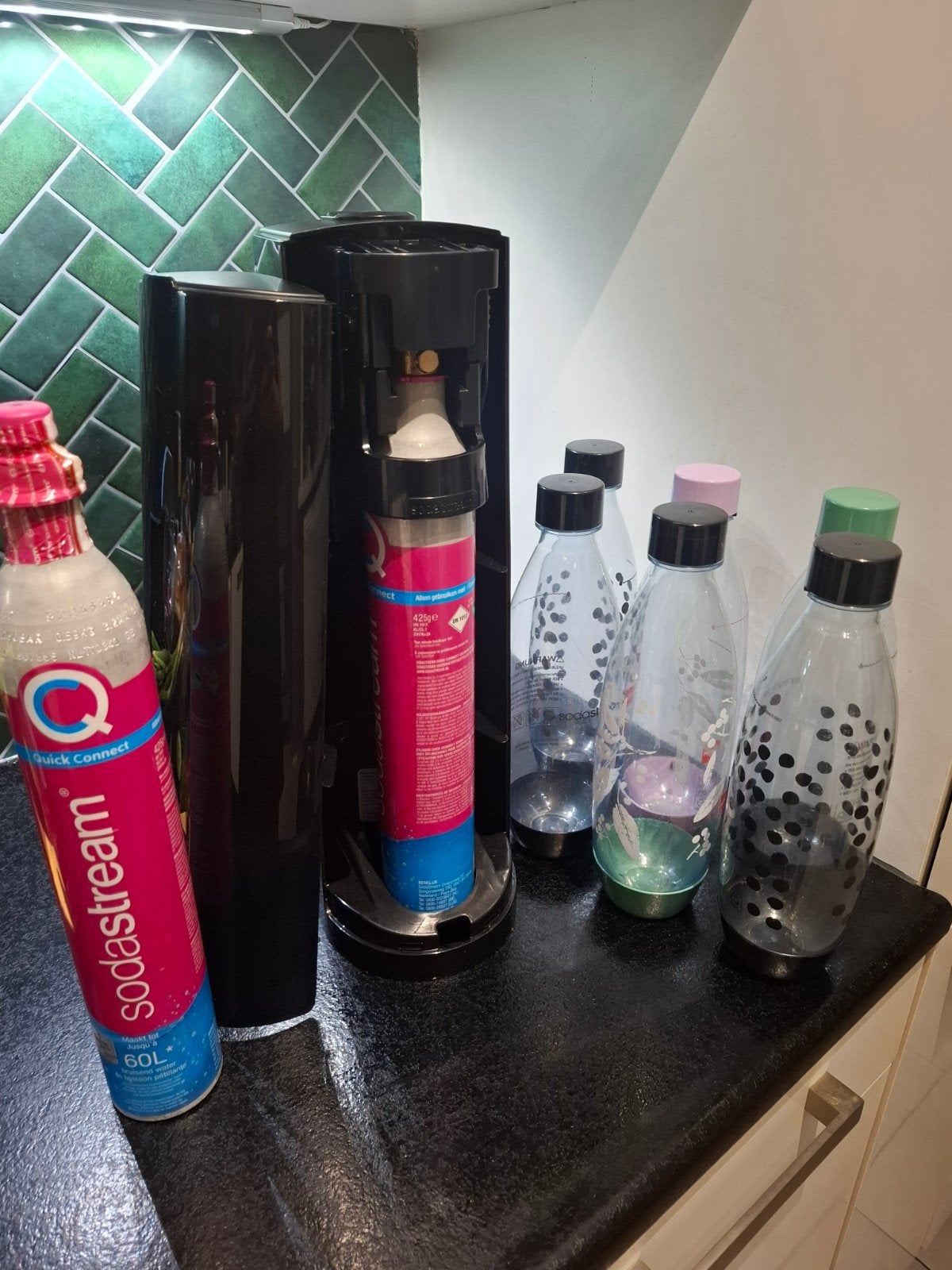 Sodastream met halve en nieuwe CO2-cilinder en 6 flessen, Witgoed en Apparatuur, Bruiswatermachines, Ophalen, Zo goed als nieuw