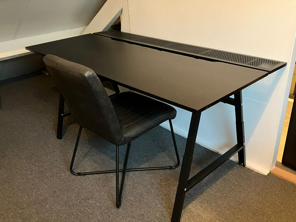 Gaming bureau / game bureau, Zwart, 160 cm, In hoogte verstelbaar, Zo goed als nieuw