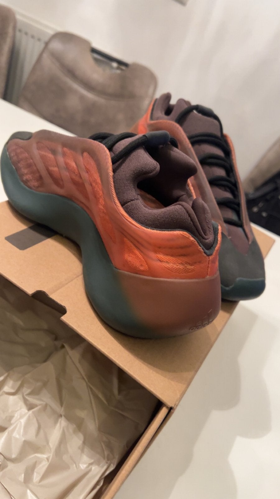 Adidas Yeezy 700 V3 Copper Fade - Maat 42, Ophalen of Verzenden, Nieuw, Overige kleuren, Sneakers of Gympen