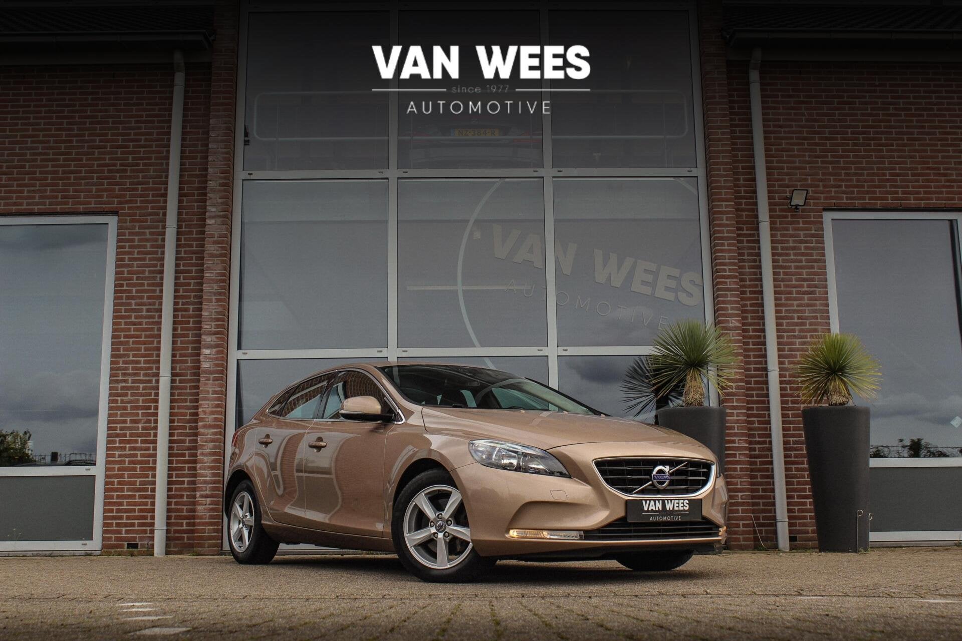 Volvo V40 1.6 T3 Momentum | 2e eigenaar | Sportstuur | Stoel, Voorwielaandrijving, 1596 cc, Stof, Gebruikt