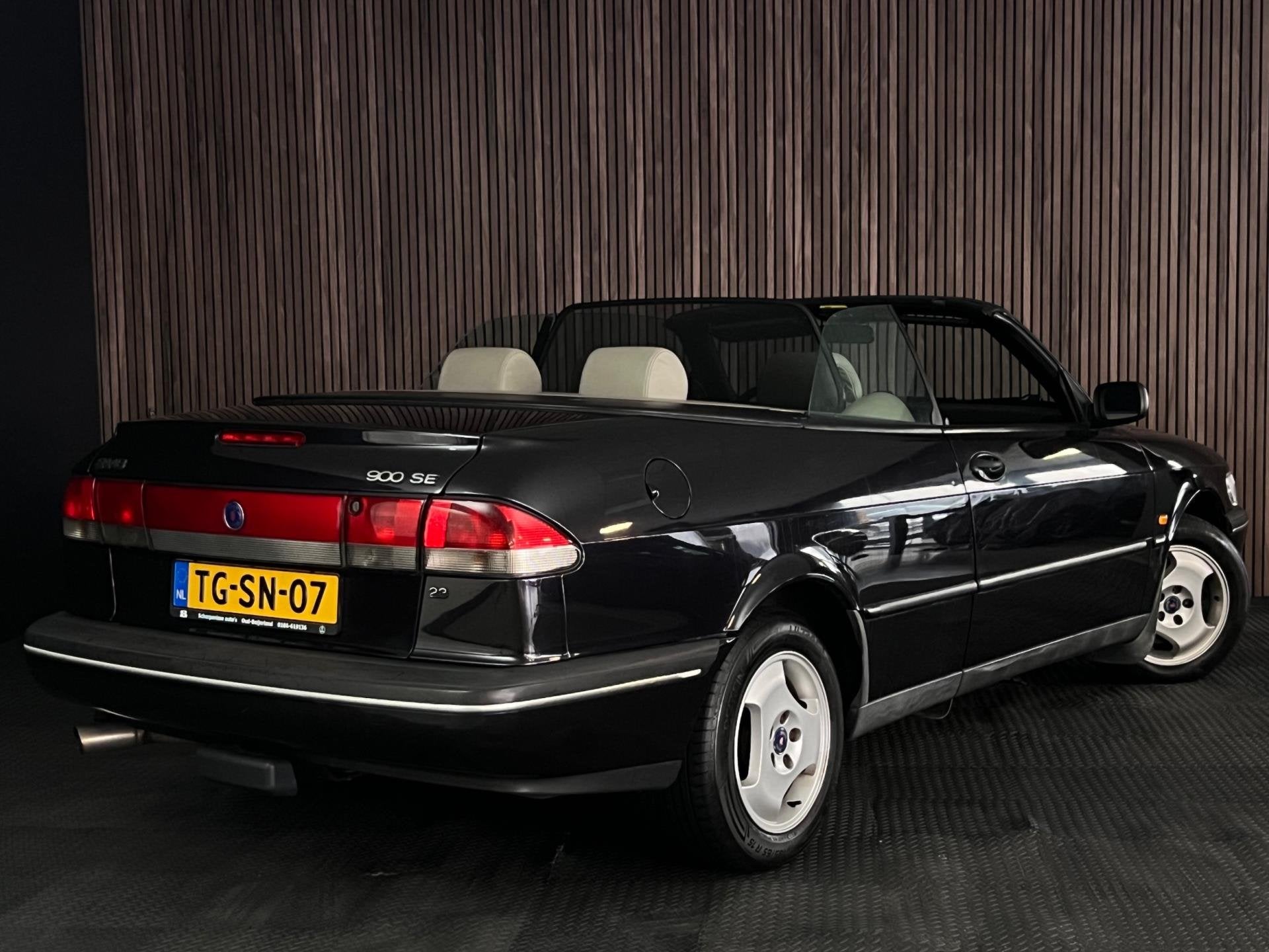 Saab 900 Cabrio 2.3 S - AIRCO - ELEKTRISCHE RAMEN & SPIEGELS, Auto's, Gebruikt, 4 cilinders, 4 stoelen, Zwart