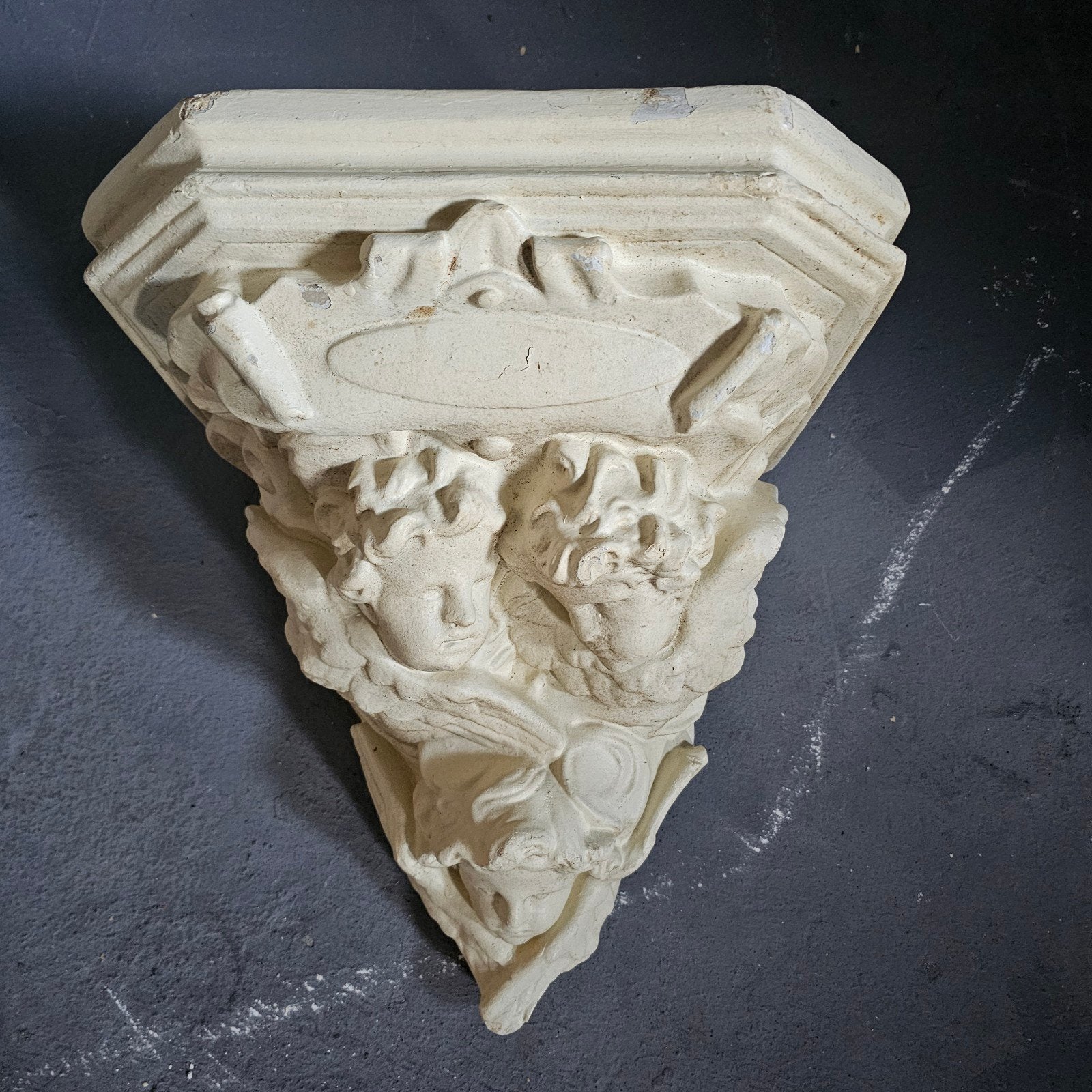 Antieke gipsen wanddecoratie met engelen, Overige onderwerpen, Gips, Ophalen of Verzenden, Handgemaakt