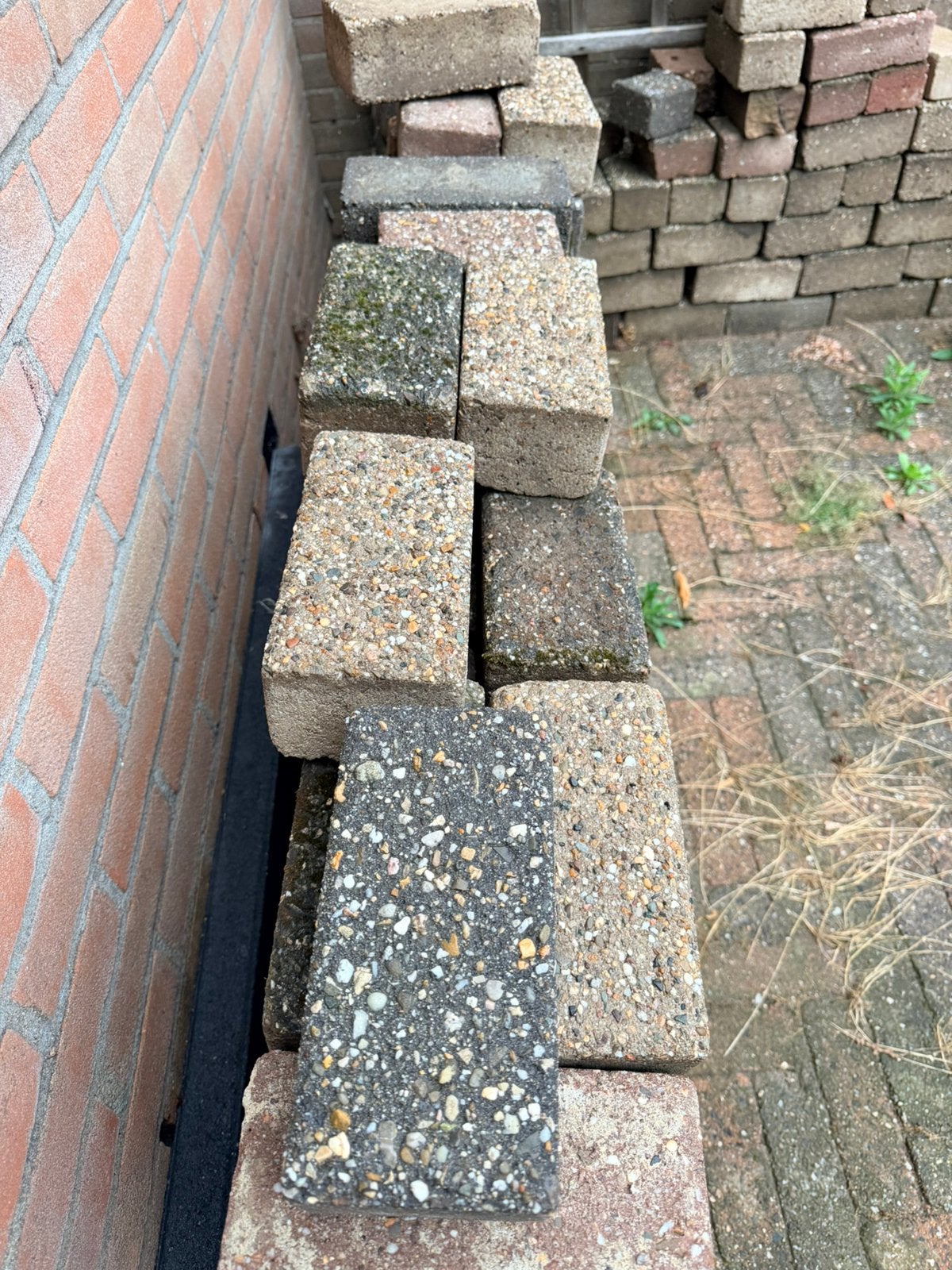 GRATIS 225 Betonklinkers / Bestrating (21 x 10 x 8 cm), Tuin en Terras, Ophalen, Zo goed als nieuw, Beton, Klinkers