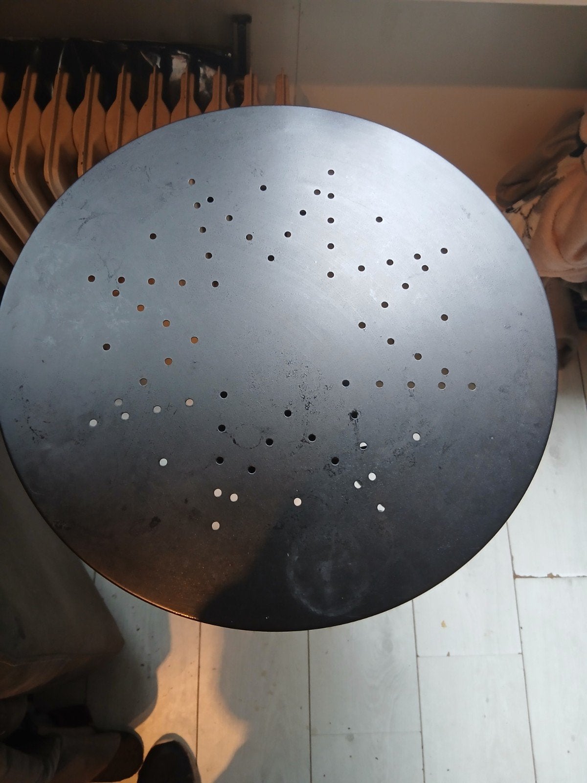 Metalen bijzettafel met geperforeerd blad, 45 tot 60 cm, Gebruikt, Metaal of Aluminium, Rond