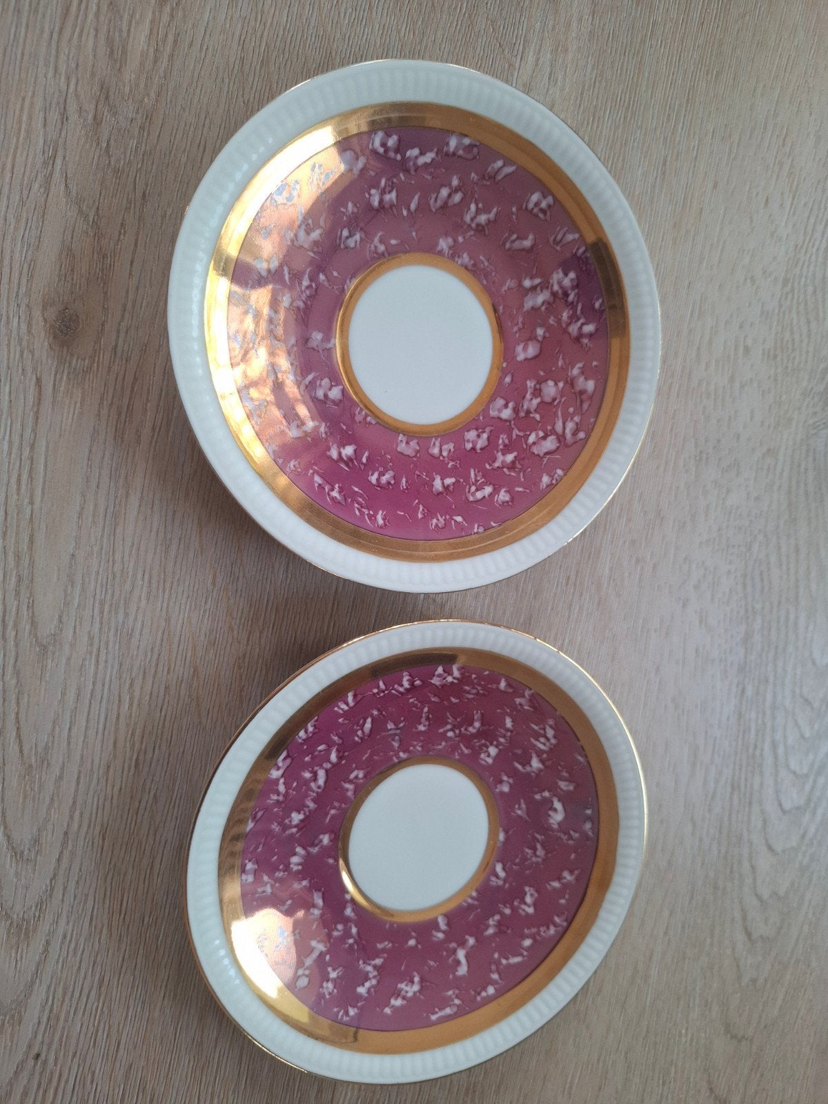 2 Vintage Schoteltjes met Gouden Rand en Paars Patroon, Ophalen of Verzenden