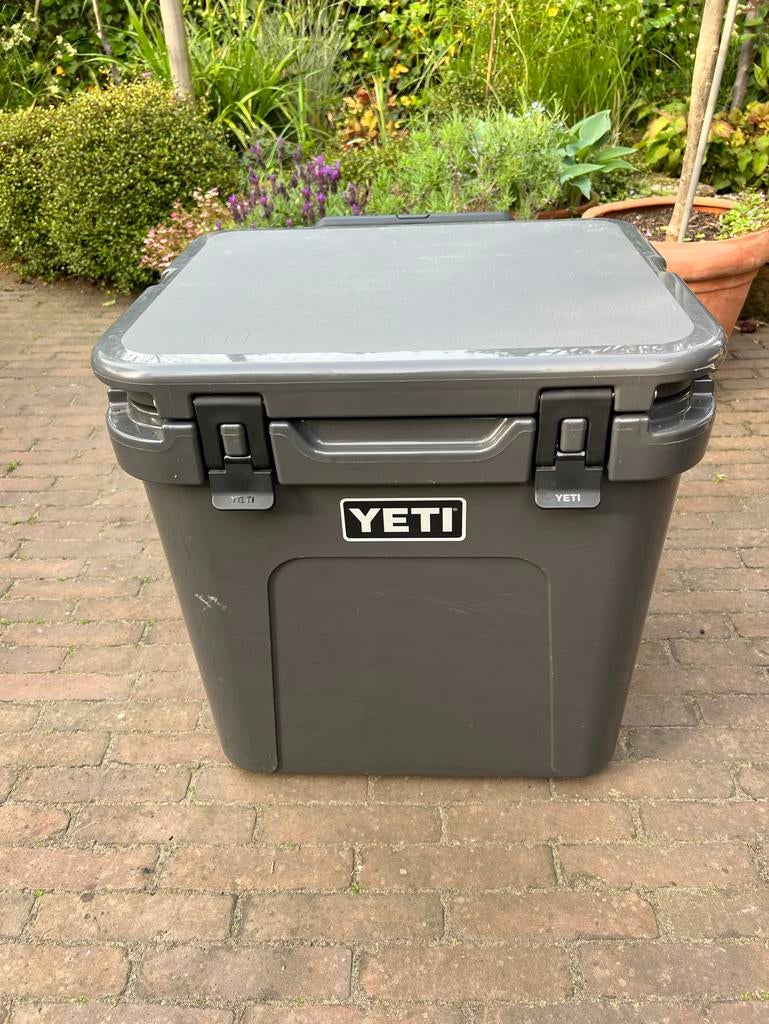 YETI Roadie 48 Koelbox met Wielen - Grijs, Caravans en Kamperen, Koelboxen, Ophalen, Zo goed als nieuw, Koelbox, Koelelement