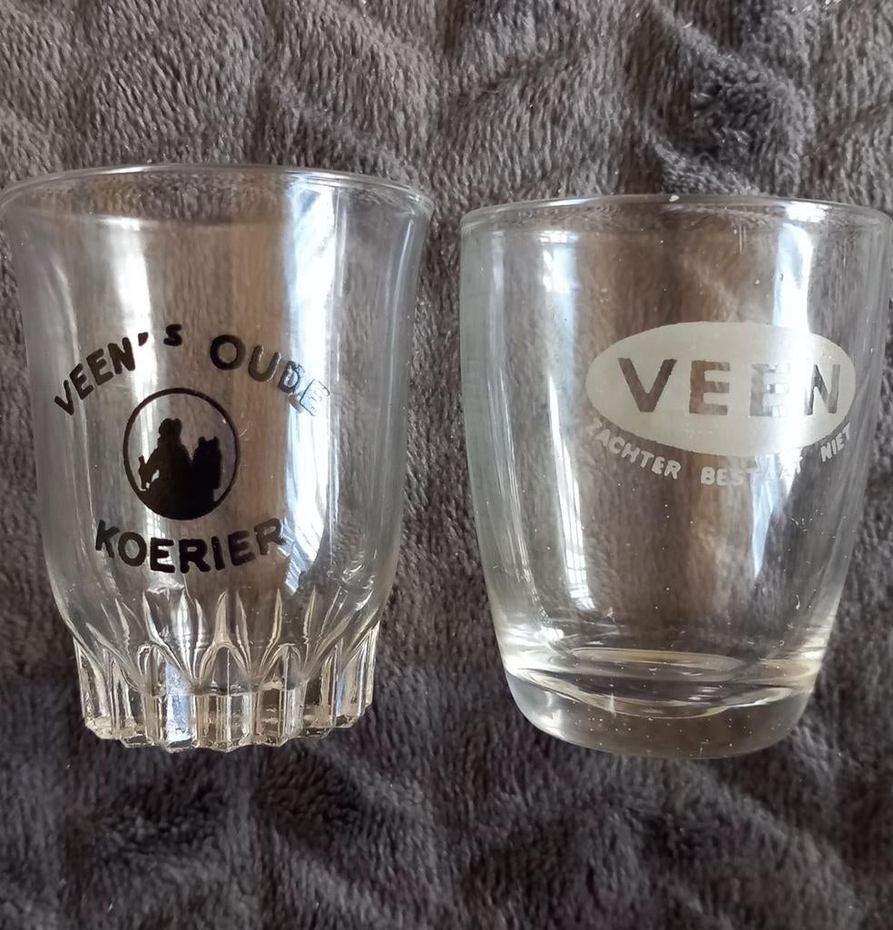 2 Jenever glaasjes Veen Oude Koerier Zachter Bestaat Niet, Verzamelen, Glas en Borrelglaasjes, Ophalen of Verzenden, Zo goed als nieuw