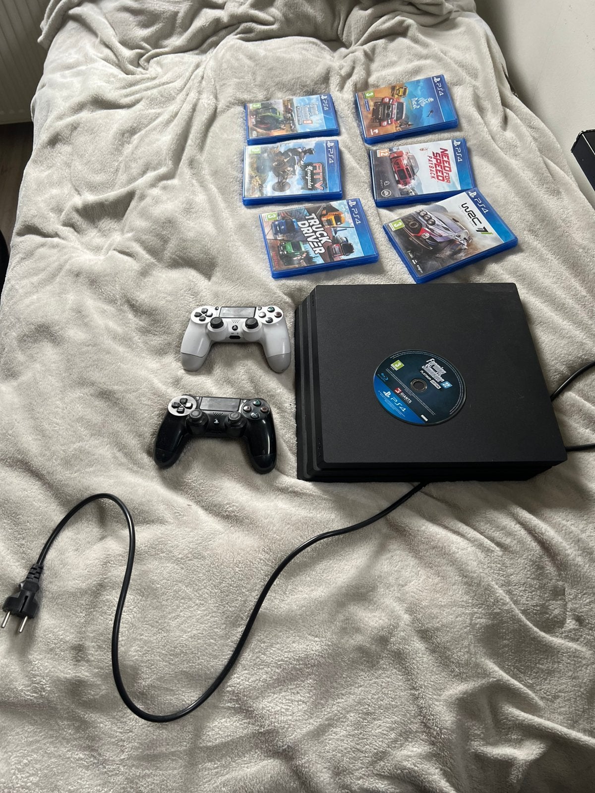 Playstation 4 pro met spellen en controllers, 1 speler, Ophalen of Verzenden, Overige genres, Vanaf 3 jaar