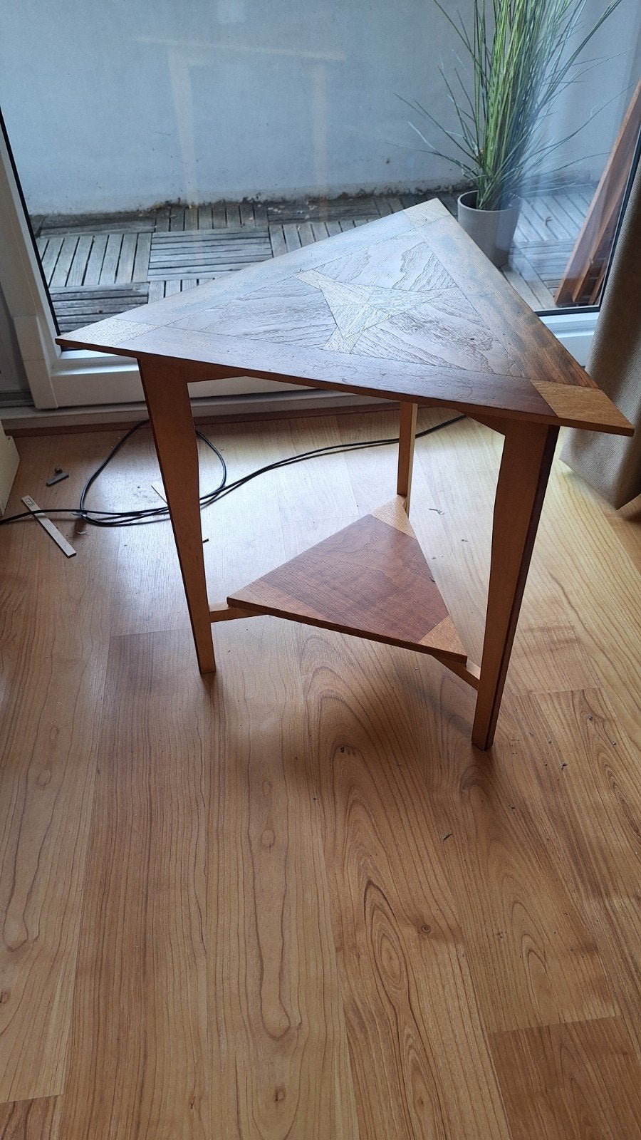 Unieke houten bijzettafel met driehoekig design, 45 tot 60 cm, Zo goed als nieuw, Overige vormen, Modern, Uniek, Houtinleg