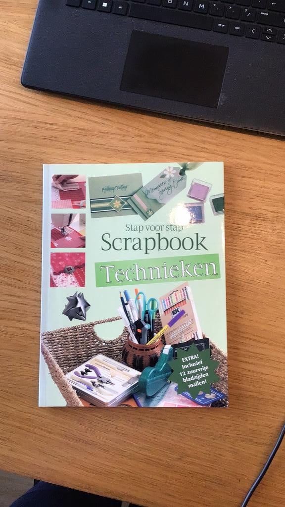 Stapvoor stap scrapbook technieken/ projecten, Ophalen of Verzenden, Zo goed als nieuw