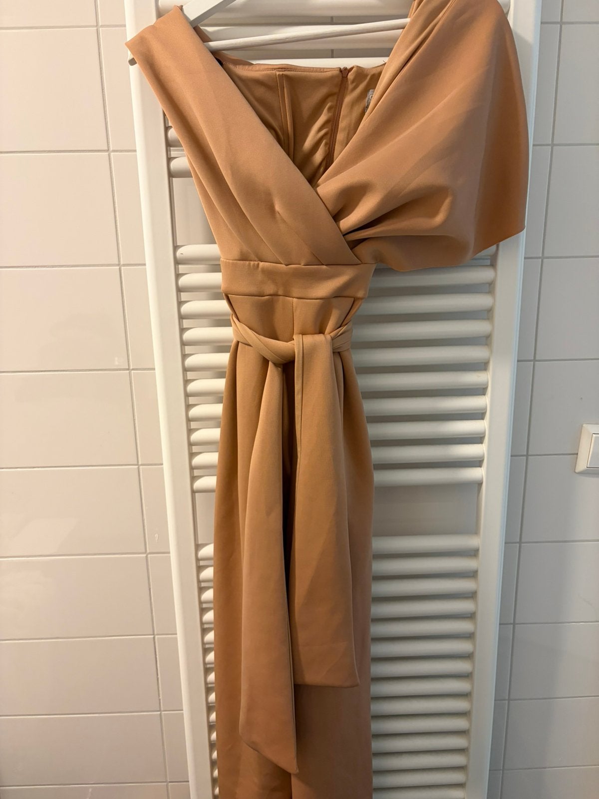 Prachtige oudroze jumpsuit met a-symmetrische halslijn, Kleding | Dames, Jumpsuits, Ophalen of Verzenden, Zo goed als nieuw, Maat 38/40 (M)