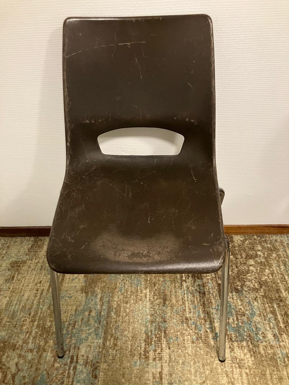 17 kermisstoelen , stapelbaar, Ophalen, Gebruikt, Bruin, Metaal