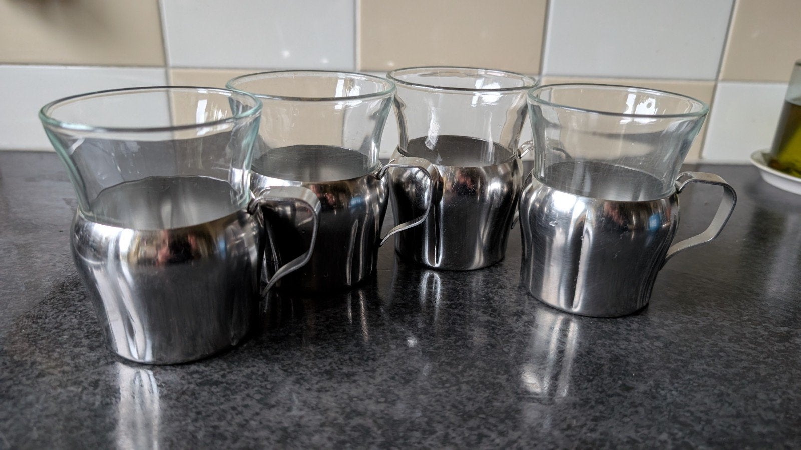 Set van 4 vintage Duralex glazen met metalen houders, Ophalen of Verzenden