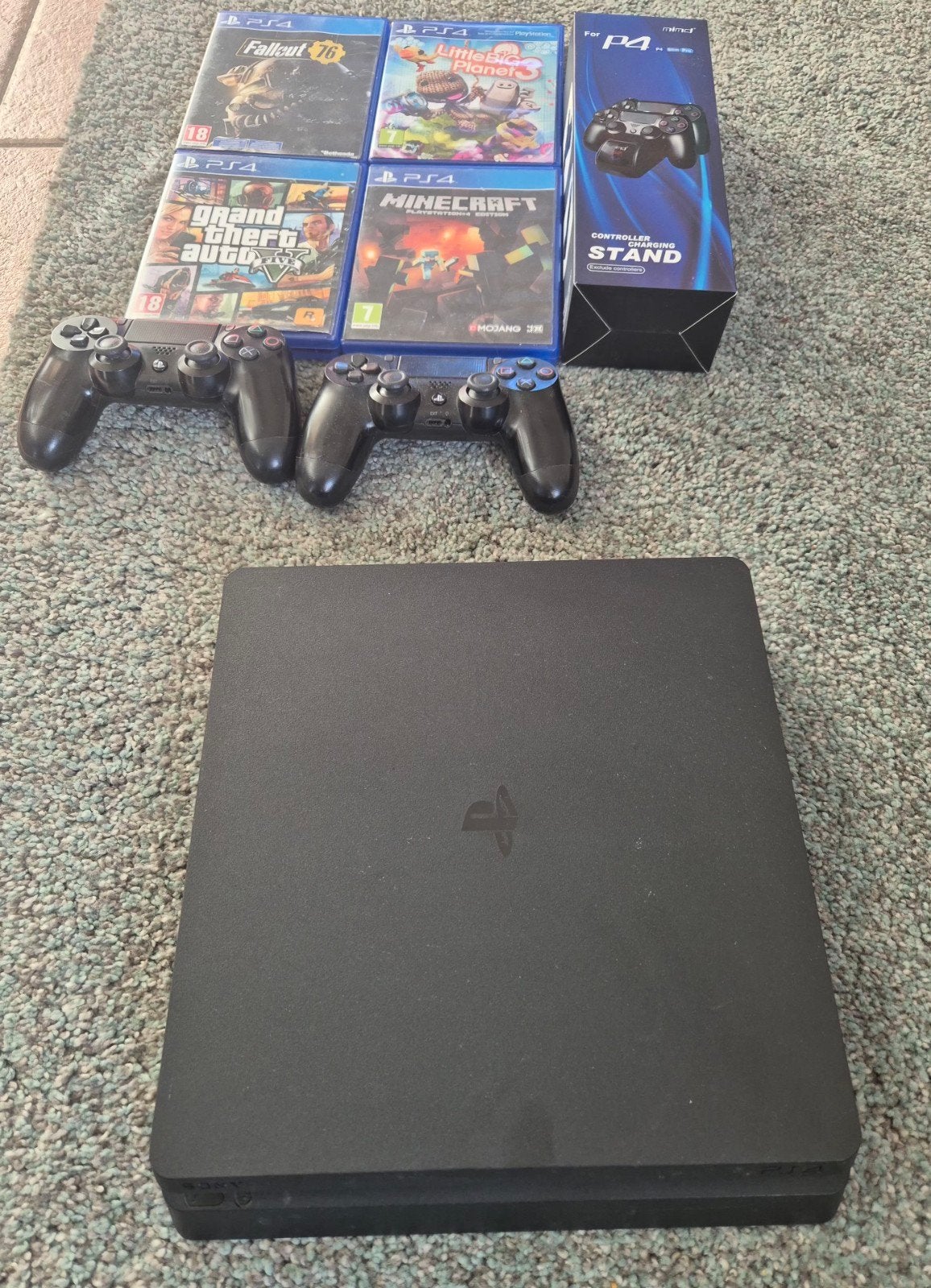 PS4 Slim 1TB met 2 controllers, oplaadstation en 4 games, Spelcomputers en Games, Ophalen, Gebruikt