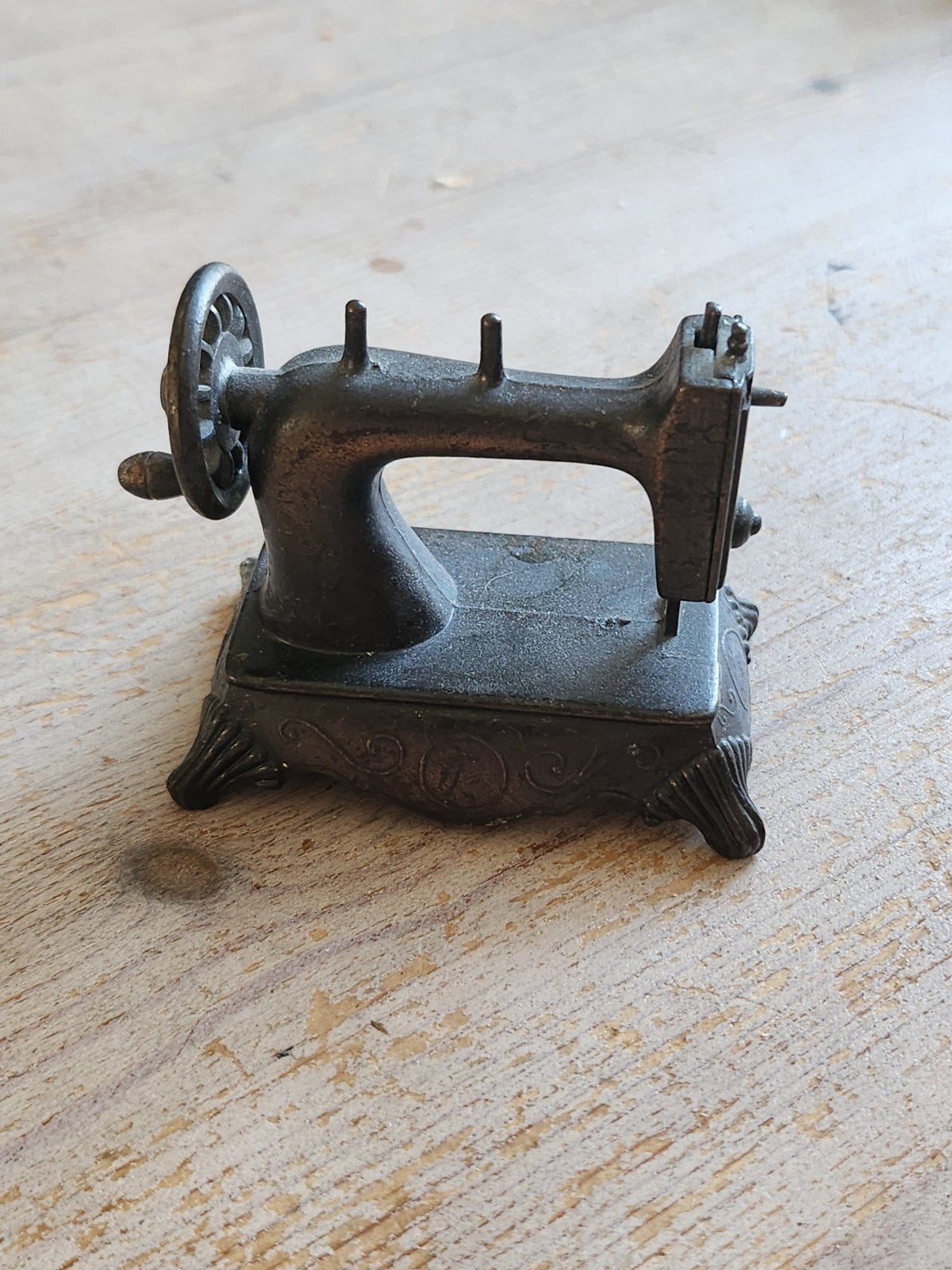 Metalen miniatuur naaimachine puntenslijper, Ophalen of Verzenden, Gebruikt, Naaimachine, Overige merken