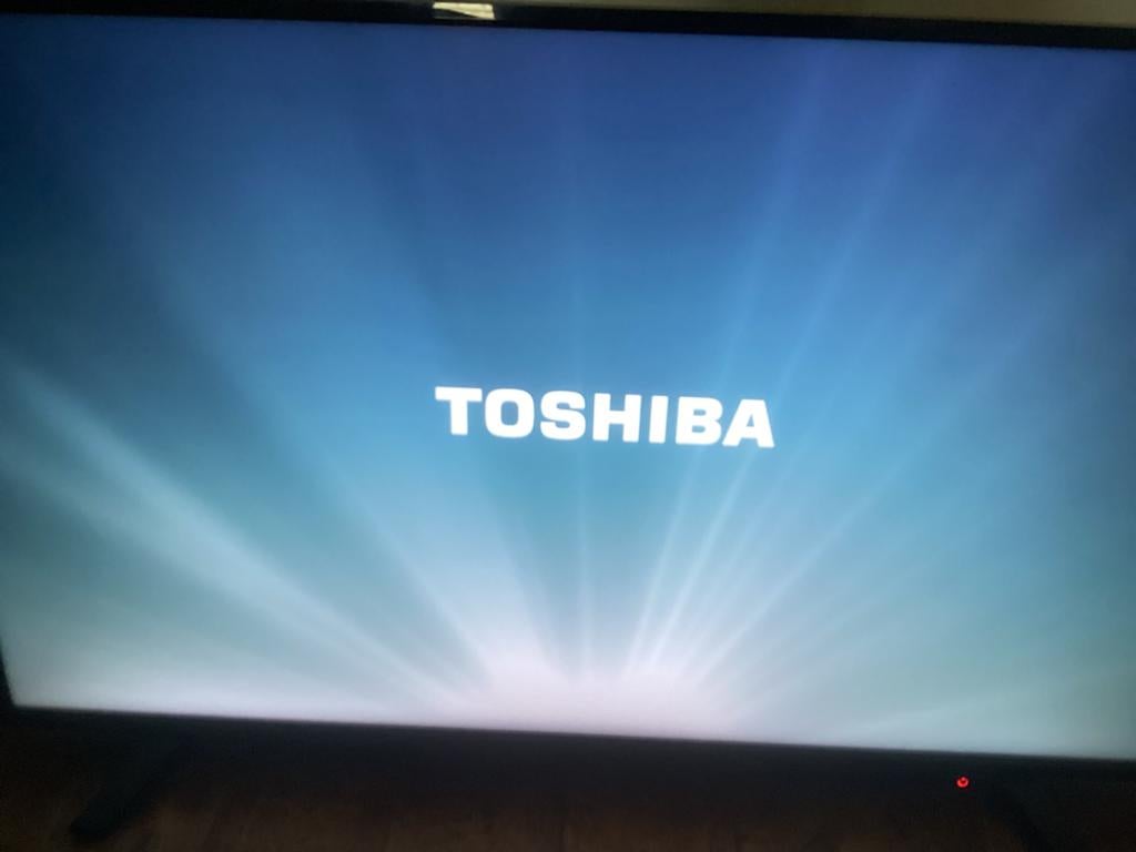 Toshiba 110 x 65  LCD Smart TV Colour, Ophalen, Toshiba, LCD, Zo goed als nieuw