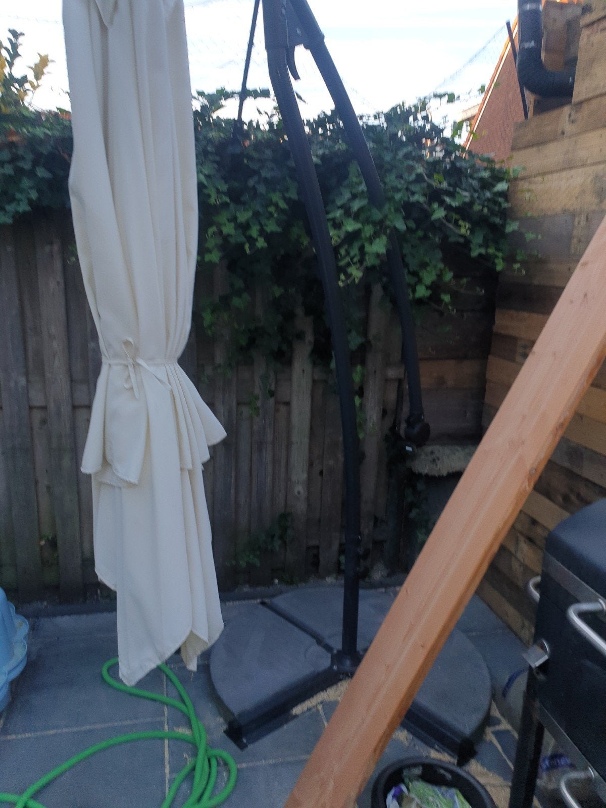 Zweefparasol met voet - Crème, Tuin en Terras, Ophalen of Verzenden, Gebruikt, 2 tot 3 meter, Zweefparasol