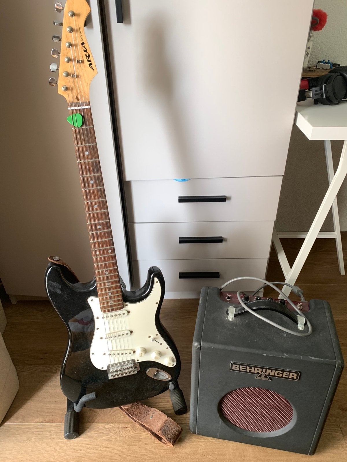 Beginners setje (gitaar + versterker), Met versterker, Zo goed als nieuw, Solid body, Ophalen