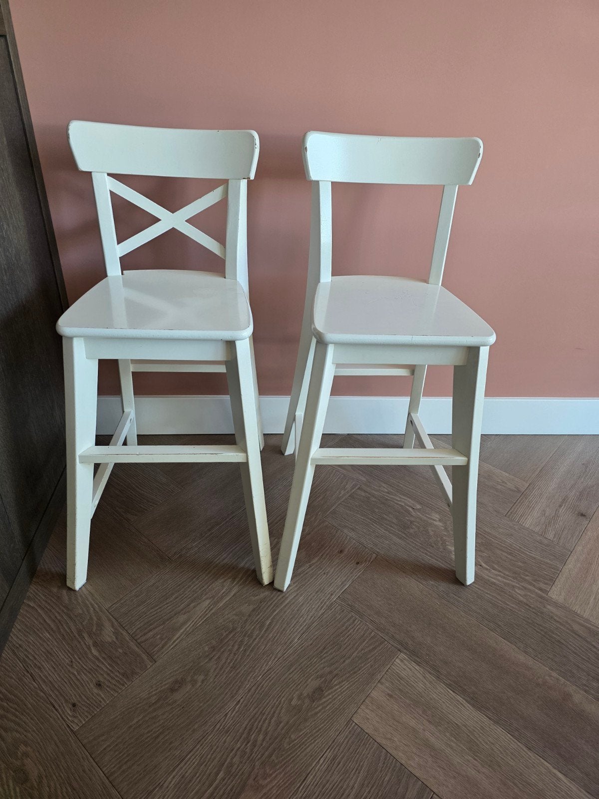 2 witte houten hoge (kinder) stoelen, Ophalen, Gebruikt, Twee, Wit