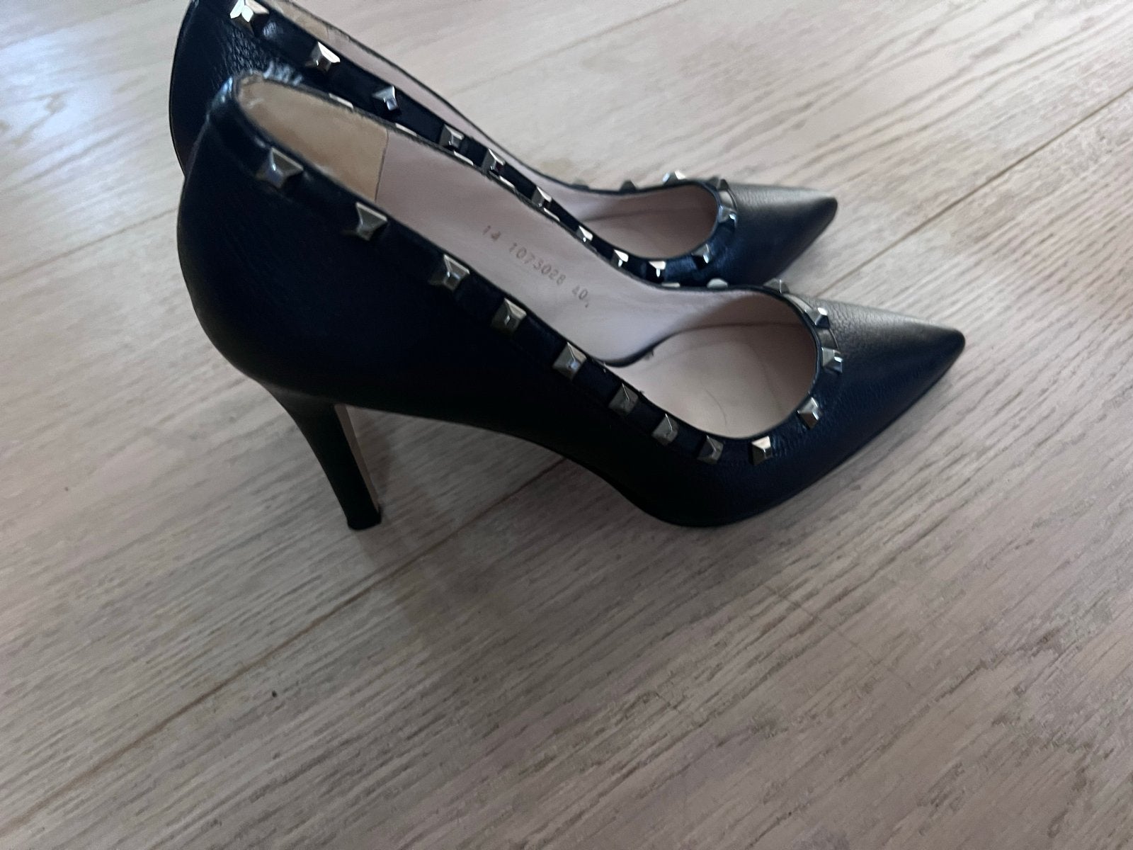 Lodi hakken zwart met studs - zo goed als nieuw, maat 41, Kleding | Dames, Verzenden, Zo goed als nieuw, Zwart, Pumps