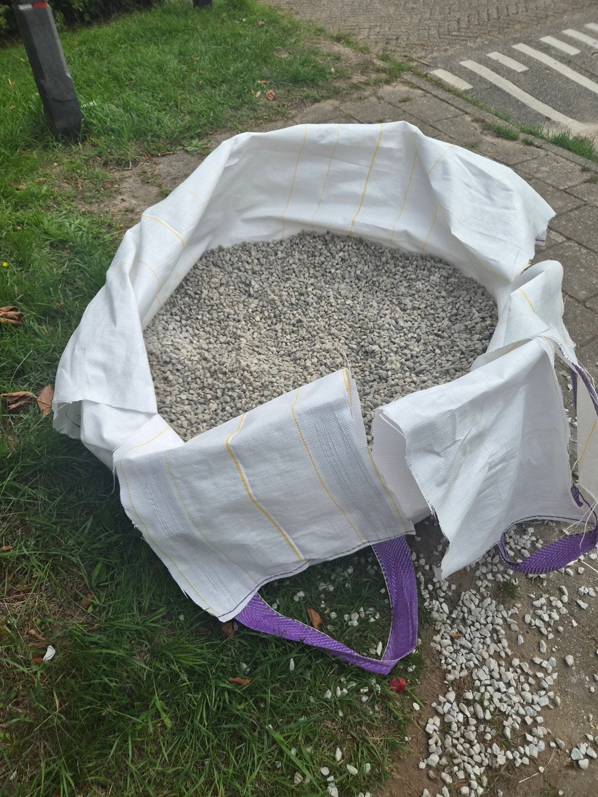 Gratis 300 kilo split/ siergrind, Tuin en Terras, Ophalen, Gebruikt, Grijs, Grind