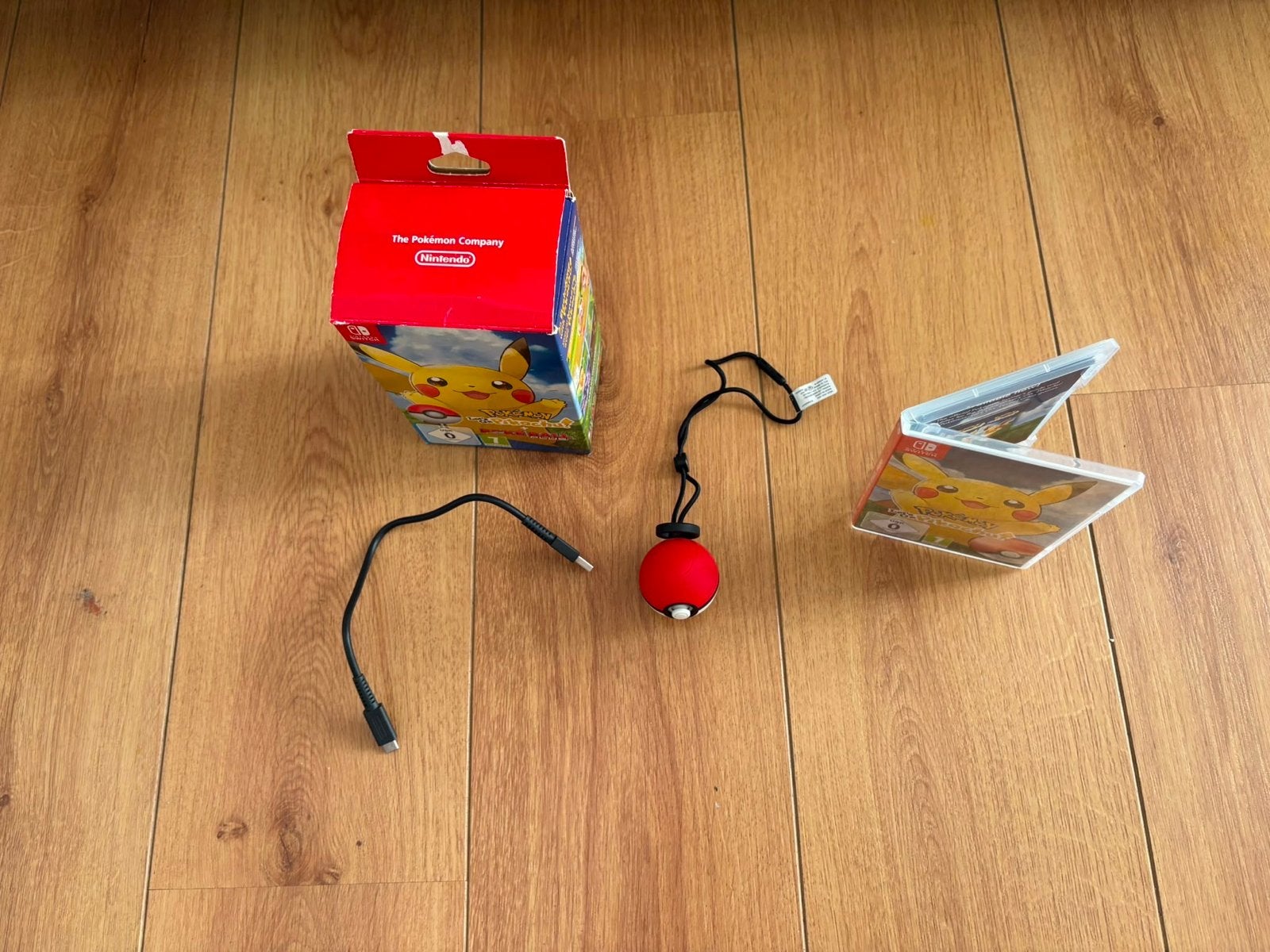 Pokémon Let's Go Pikachu! met Poké Ball Plus, 1 speler, Ophalen of Verzenden, Zo goed als nieuw, Role Playing Game (Rpg)