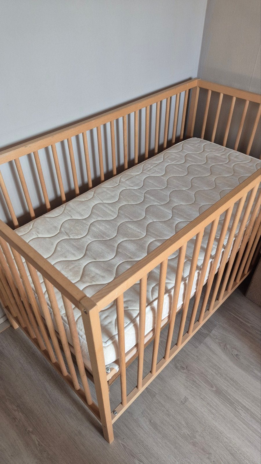 Licht houten Ledikantje, Ophalen, Zo goed als nieuw, Minder dan 140 cm, Minder dan 70 cm