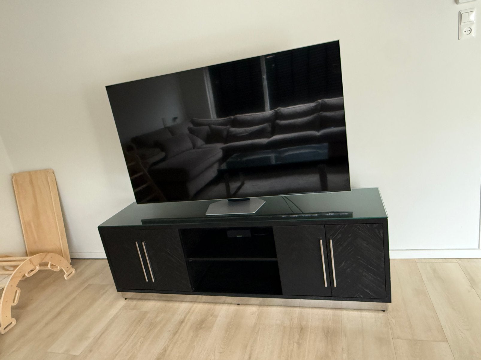 Zwart visgraat tvmeubel met chroom onderstel en glasplaat, Ophalen, 50 tot 100 cm, Zo goed als nieuw, Minder dan 100 cm