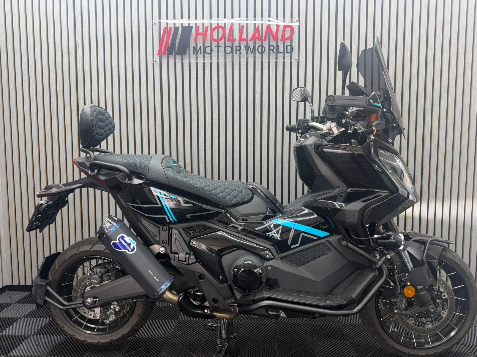 Honda X-ADV 750 2023 zwart Aqua Blue edition Termignoni XADV, Bedrijf, Meer dan 35 kW, Automaat, 2 cilinders
