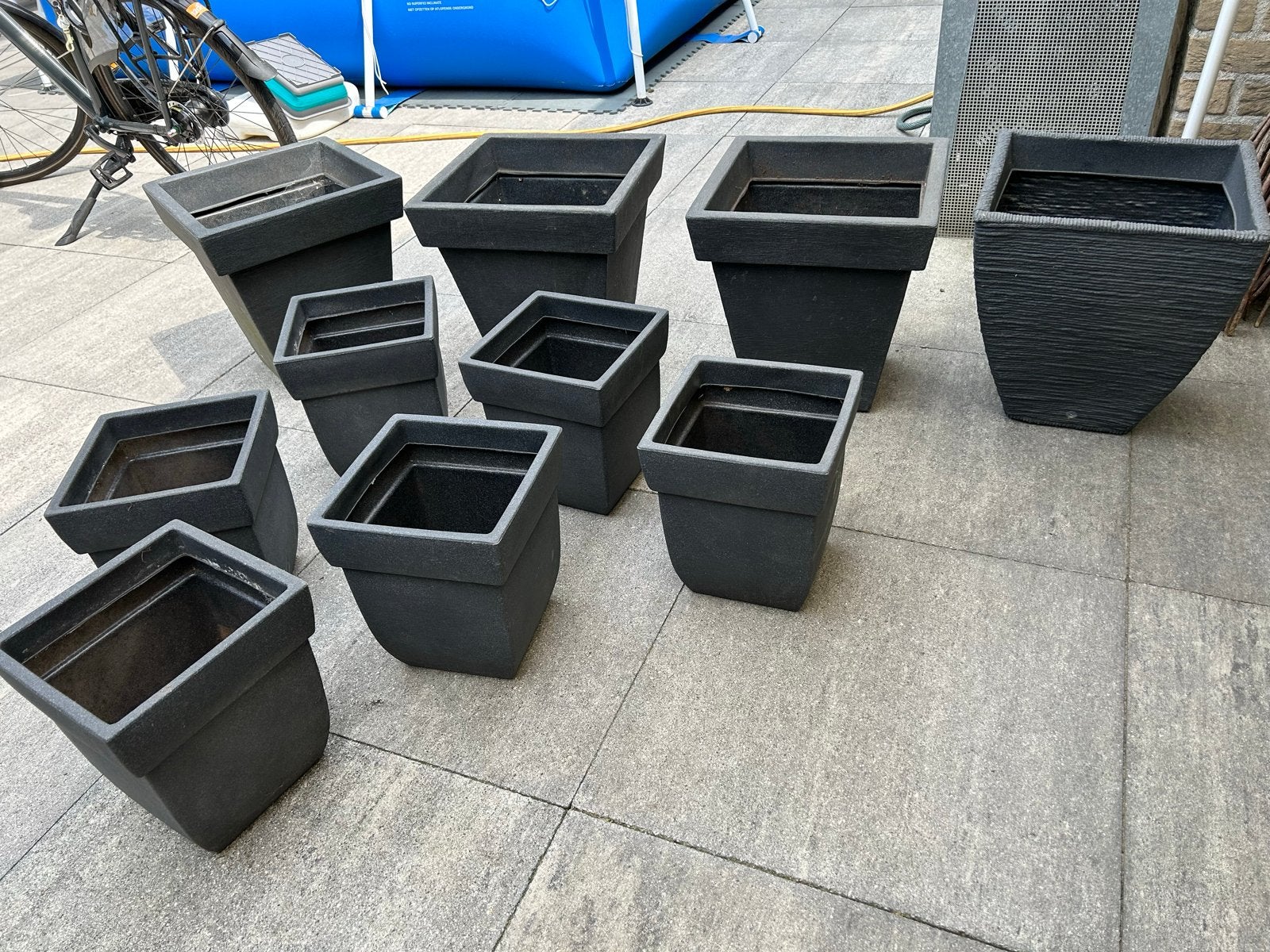 Set van 9 donkergrijze kunststof bloempotten, Tuin en Terras, Kunststof, Vierkant, Zo goed als nieuw, 40 tot 70 cm