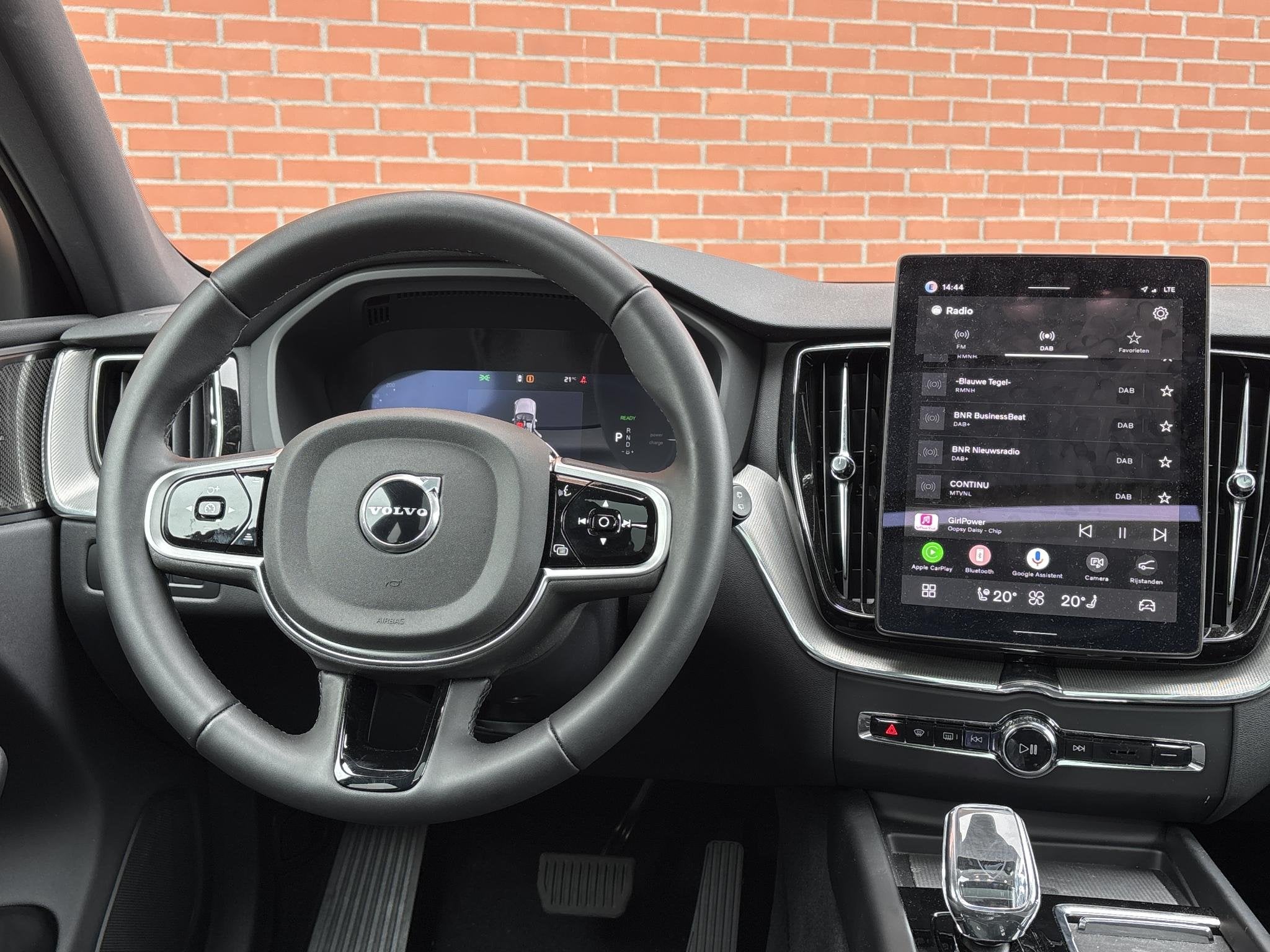 Volvo XC60 2.0 T6 Plug-in hybrid AWD Plus Black Edition Face, Auto's, Automaat, Gebruikt, 4 cilinders, Wit