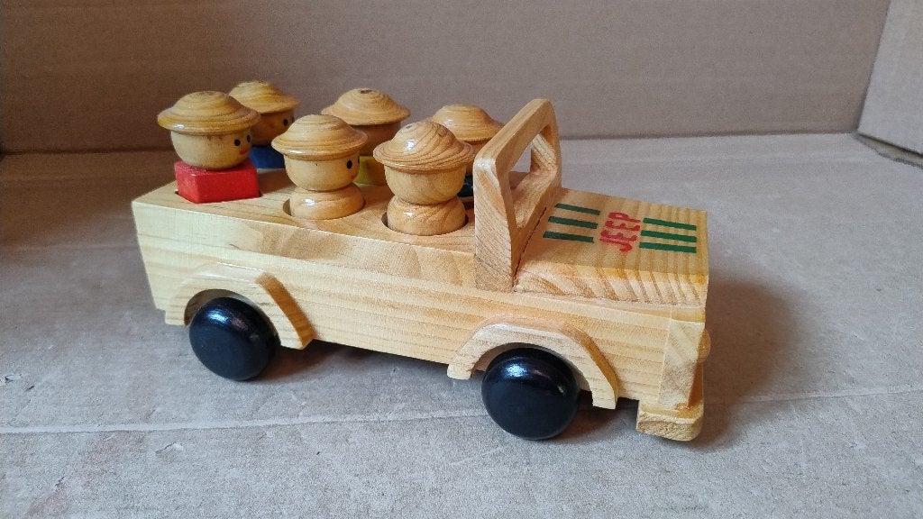 Vintage houten Jeep speelgoed met figuren - Jukka Finland, Ophalen of Verzenden, Gebruikt