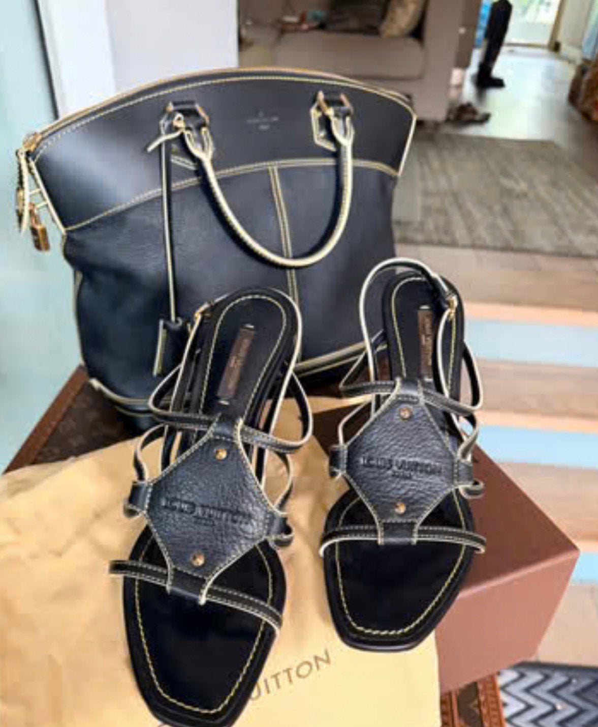 Foto 21 van Louis Vuitton Suhali Lockit Handtas Zwart
