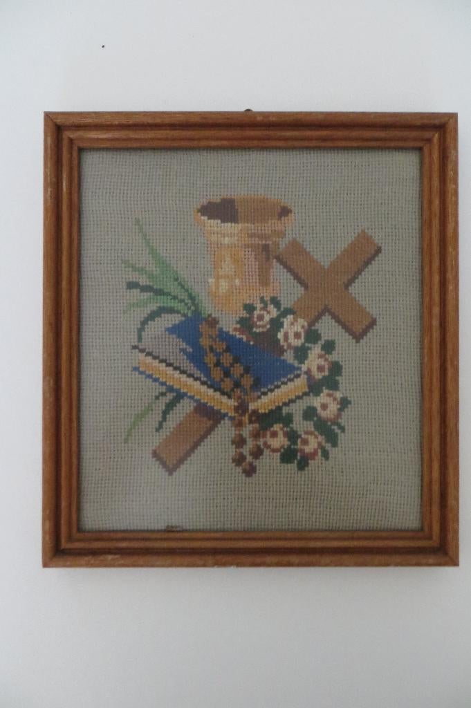 Oud borduurwerk thema religie, beker, kruis , rozenkrans., Ophalen of Verzenden