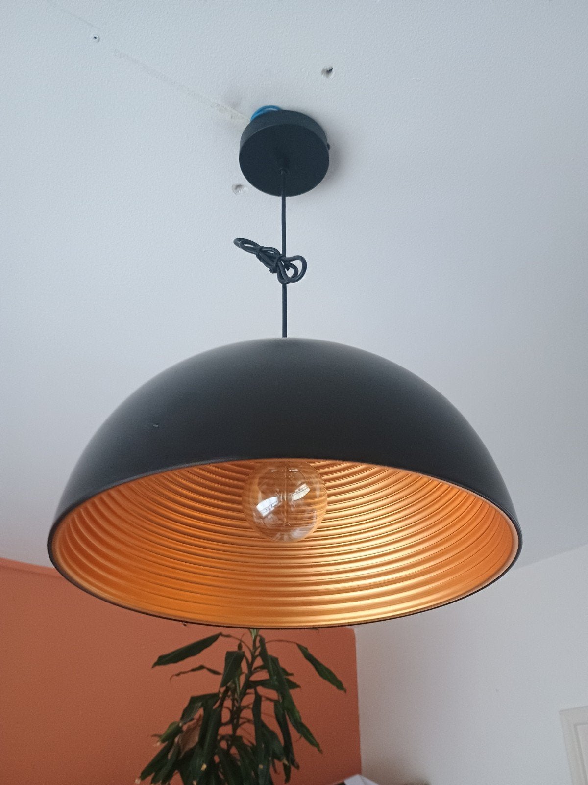 Moderne zwarte hanglamp met gouden binnenkant, Ophalen, E27 (groot), Zo goed als nieuw, Metaal
