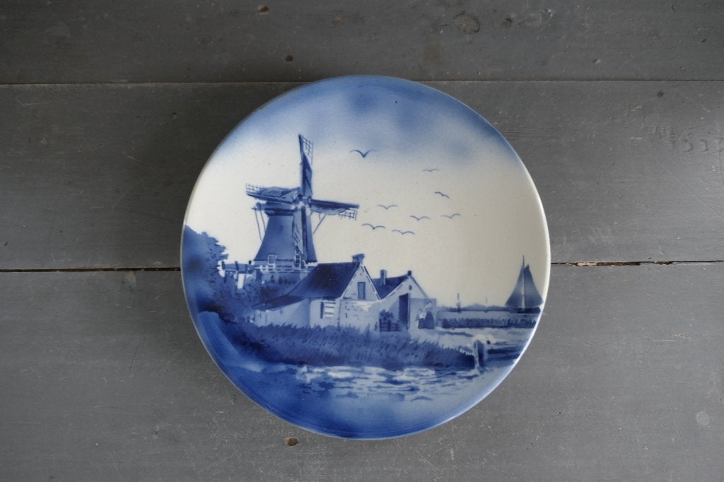 Antiek wandbord landschap molen huizen, diameter 24 cm., Antiek en Kunst, Verzenden
