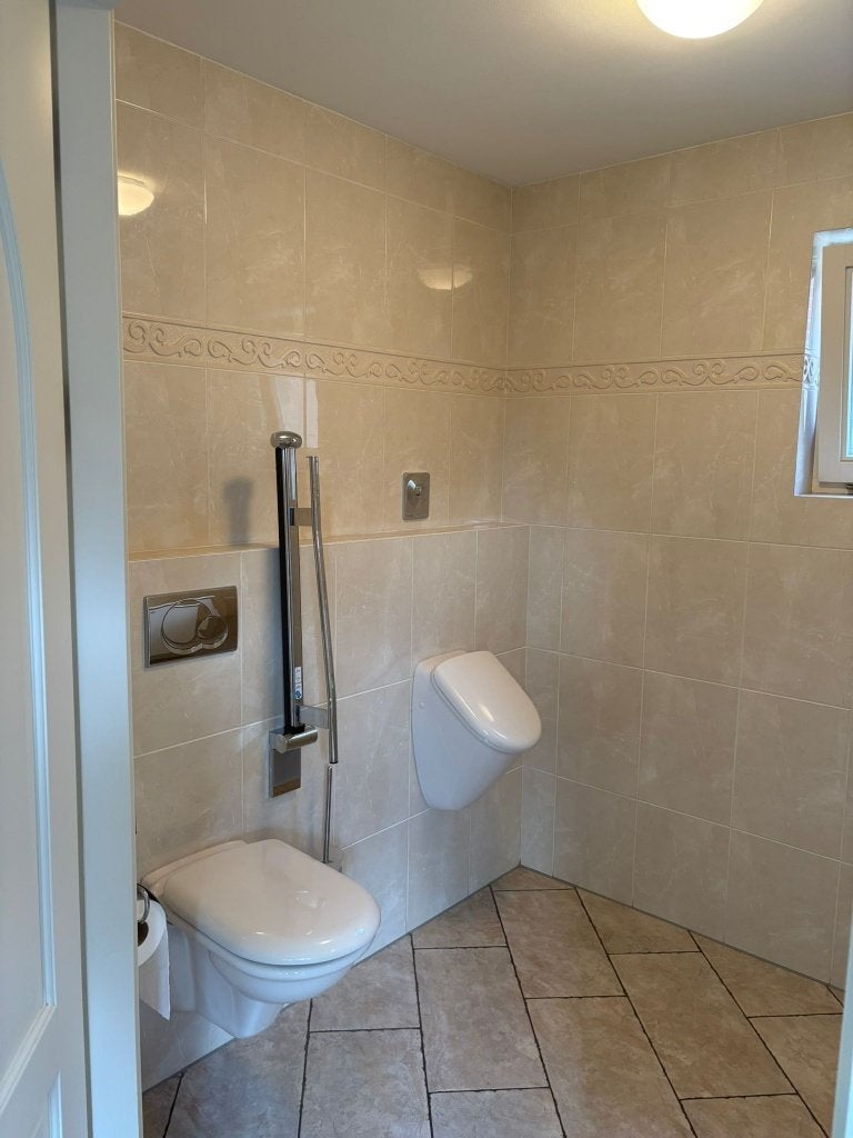 Toilet, urinoir, wastafel, hangkast, Doe-het-zelf en Verbouw, Sanitair, Ophalen, Zo goed als nieuw, Toilet
