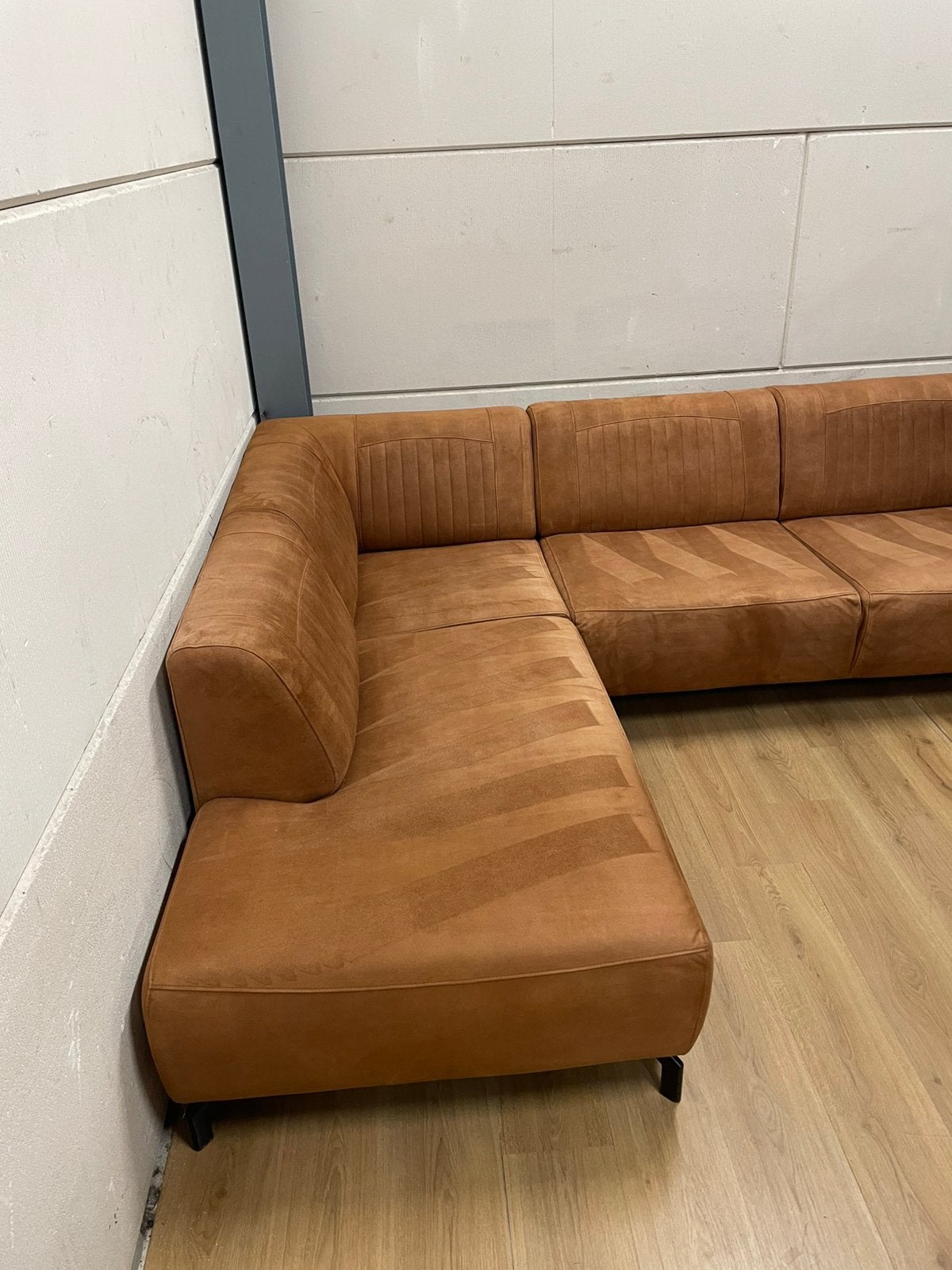 Mooie luxe suede cognac bruine hoekbank - GEREINIGD!!!, Huis en Inrichting, Ophalen, 250 tot 300 cm, Luxe, Hoekbank