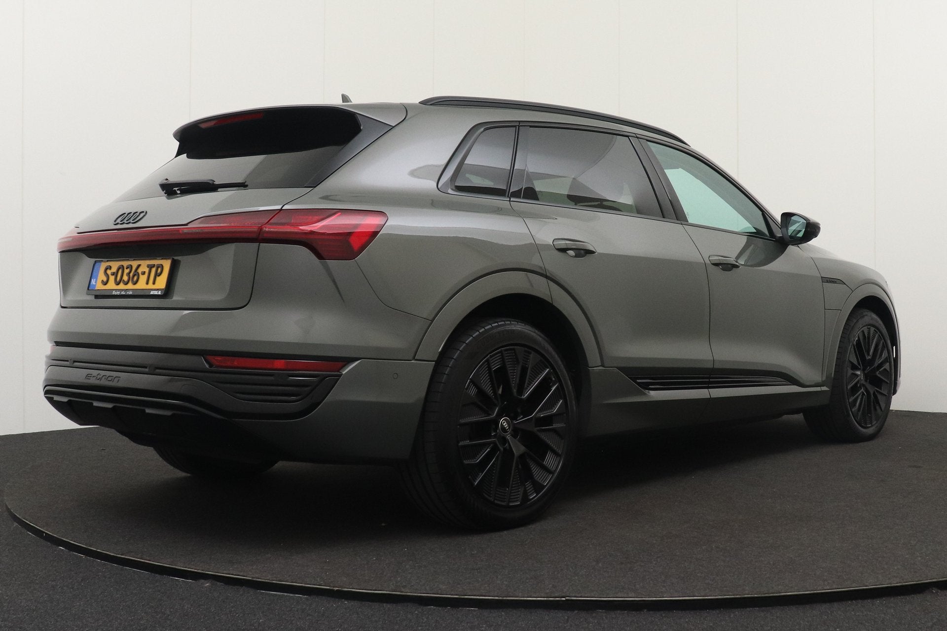 Audi Q8 e-tron 50 quattro Advanced Edition 95 kWh Trekhaak A, Auto's, Automaat, 2485 kg, SUV of Terreinwagen, Zilver of Grijs